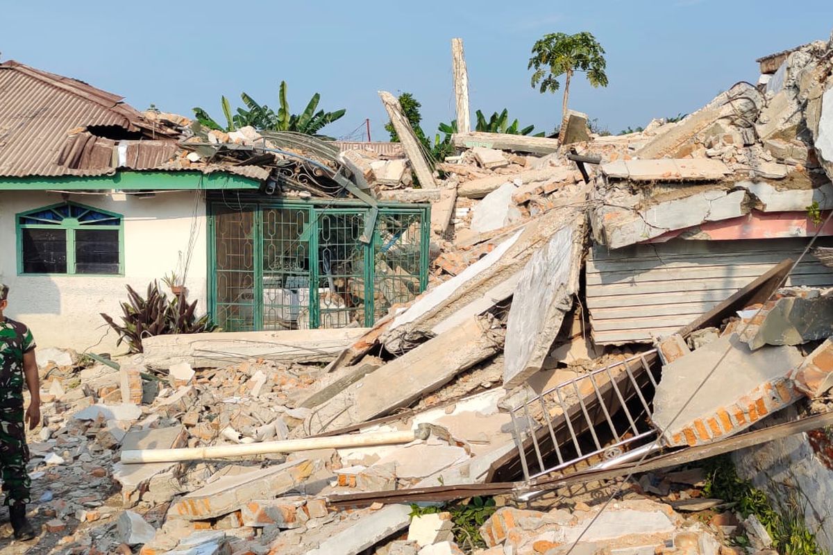 Kondisi ruko yang tiba tiba roboh di Desa Tandam Hulu II, Kecamatan Hamparan Perak, Kabupaten Deli Serdang, Sumatera Utara, Jum'at (25/8/2023). 