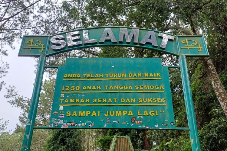 Melalui loket 1, wisatawan yang mengunjungi air terjun Grojogan Sewu di Tawangmangu akan melewati 1.250 buah anak tangga.