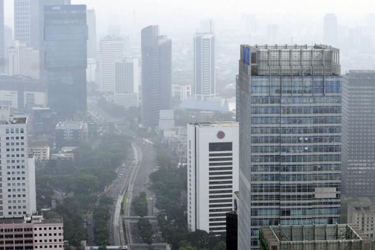 Gedung-gedung pusat bisnis dan perkantoran terpantau dari udara di kawasan Jalan Jenderal Sudirman, Jakarta, Minggu (5/6). Pertumbunhan pusat bisnis di beberapa kawasan di Jakarta memicu kenaikan harga tanah hingga mencapai 20 persen per tahun. 
