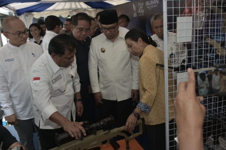 Gubernur Jawa Barat Ridwan Kamil bersama Menteri BUMN Rini Soemarno saat melihat senjata produksi PT Pindad dalam acaraExcelen: Inovasi Untuk Negeri yang digagas PT LEN Industri, di Jalan Sukarno-Hatta, Rabu (31/10/2018).  