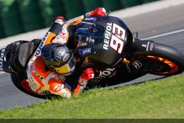 Pebalap Repsol Honda asal Spanyol, Marc Marquez menikung di Sirkuit Valencia saat menjalani sesi uji coba hari kedua, Selasa (12/11/2013).