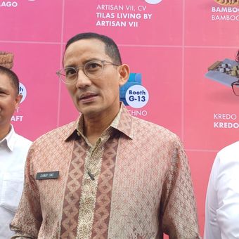 Menteri Pariwisata dan Ekonomi Kreatif (Menparekraf) Sandiaga Salahuddin Uno mengunjungi pameran mebel dan kerajinan IFEX 2024 di JI Expo, Kemayoran, Jakarta, Kamis (29/2/2024).