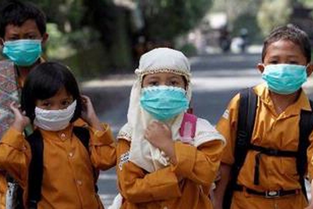 Ilustrasi: Anak-anak di Cangkringan, Sleman, DI Yogyakarta, mengenakan masker untuk mencegah penyakit pernapasan akibat polusi debu vulkanik dari letusan Gunung Merapi, Rabu (27/10/2010).