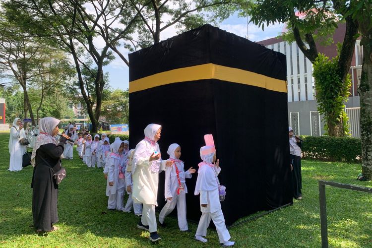 Antusiasme anak PAUD dan TK di kawasan Parung mengikuti Peragaan Manasik Haji yang berlangsung di Kawasan Zona Madina Dompet Dhuafa, Parung, pada Kamis (26/09/2024) lalu.
