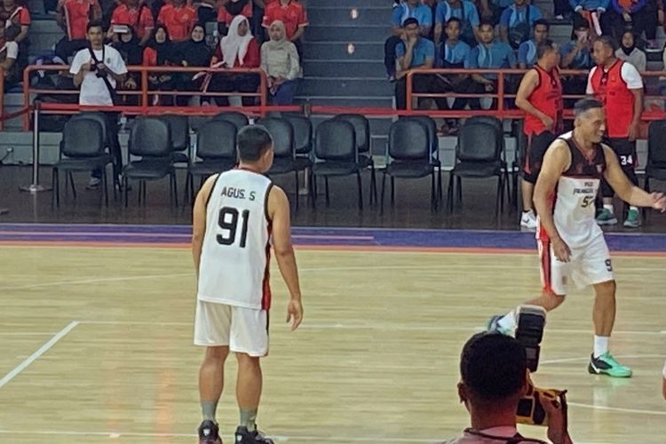 Panglima TNI Agus Subiyanto Main Basket Bareng Pebasket Legend, Menang 41-27