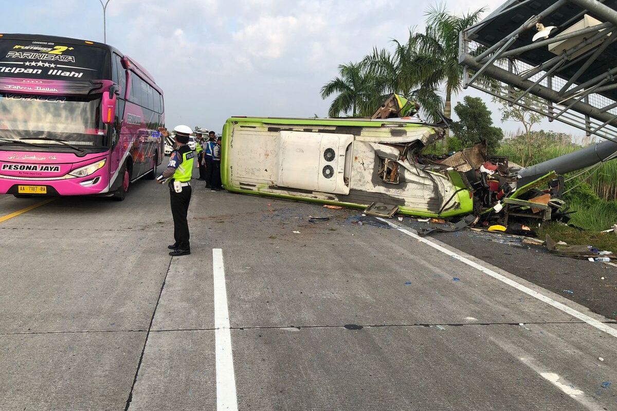 Lokasi kecelakaan bus pariwisata d tol Sumo, Senin (16/5/2022) pagi.