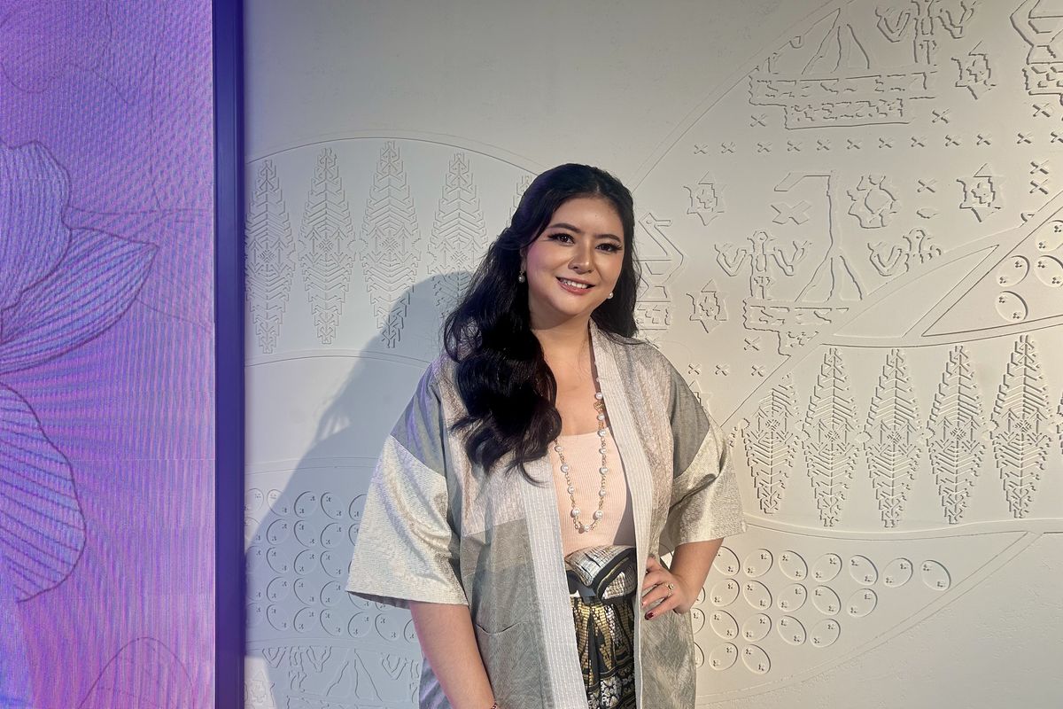 Puteri Indonesia 2009 dan Duta Autoimun NKRI Qory Sandioriva dalam talkshow Kartini Kini 2025 Dengarkan Tubuhmu, di Menara Kompas, Jakarta Pusat, Kamis (24/4/2025)