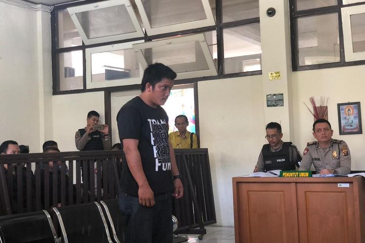 Erwin Sianturi (32) pedagang tuak yang divonis penjara dua pekan dan denda Rp 3 juta lantaran telah melanggar Peraturan Derah (Perda) kota Palembang nomor 11 tahun 2006 tentang pelarangan peredaran miras di wilayah Kota Palembang, Jumat (21/2/2020).