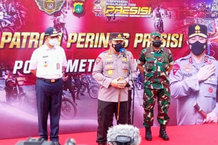 Kapolri Jenderal Listyo Sigit Prabowo (tengah) saat meresmikan Tim Patroli Perintis Presisi di Mapolda Metro Jaya, Kamis (13/1/2022).
