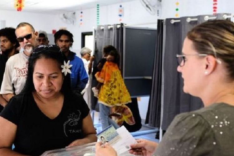 Publik ketika memberikan suara dalam referendum yang digelar Kaledonia Baru pada Minggu (4/10/2020). Hasilnya lebih dari 50 persen rakyat menolak merdeka dari Perancis.