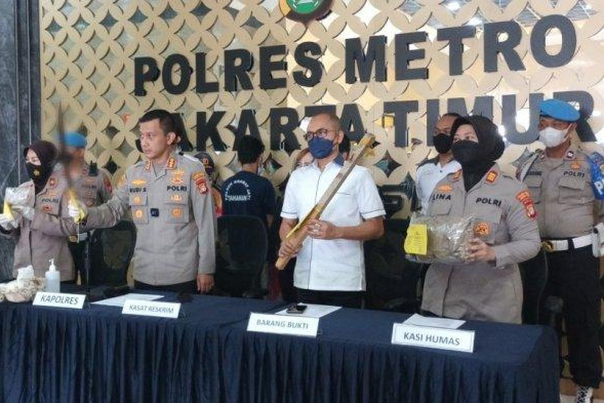 Kapolres Metro Jakarta Timur Kombes Pol Budi Sartono menunjukkan dua tersangka (bapak - anak) dan barang bukti kasus pembunuhan wartawan Raja Ampat Pos, Firdaus Parlindungan Pangar­ibuan (45), di Mapolres Metro Jakarta Timur, Jatinegara, Jakarta Timur, Senin (1/8/2022). 