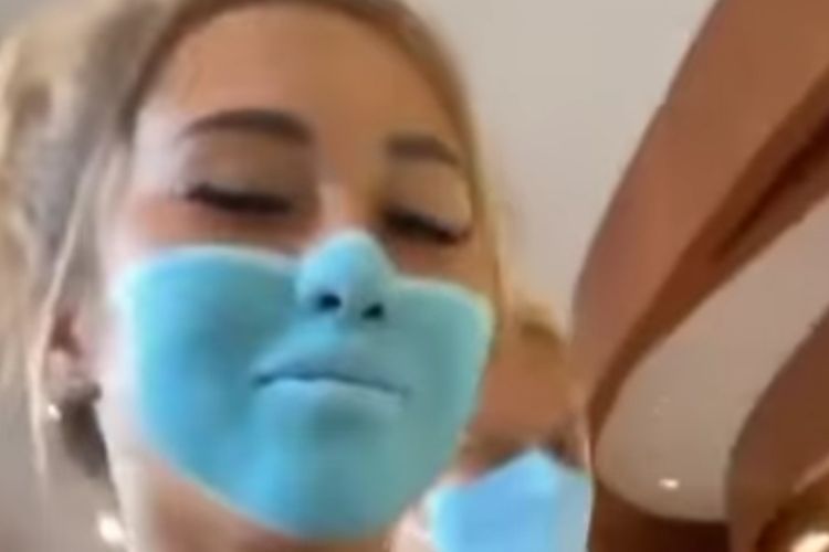 Potongan video WNA melukis wajahnya menyerupai masker.