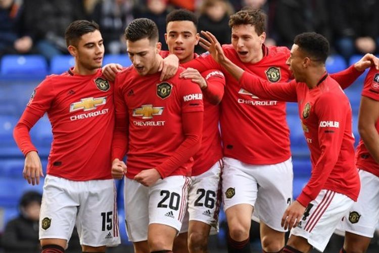 Para pemain Manchester United merayakan gol ke gawang Tranmere Rovers dalam pentas Piala FA pada Minggu (26/1/2020) di Prenton Park.