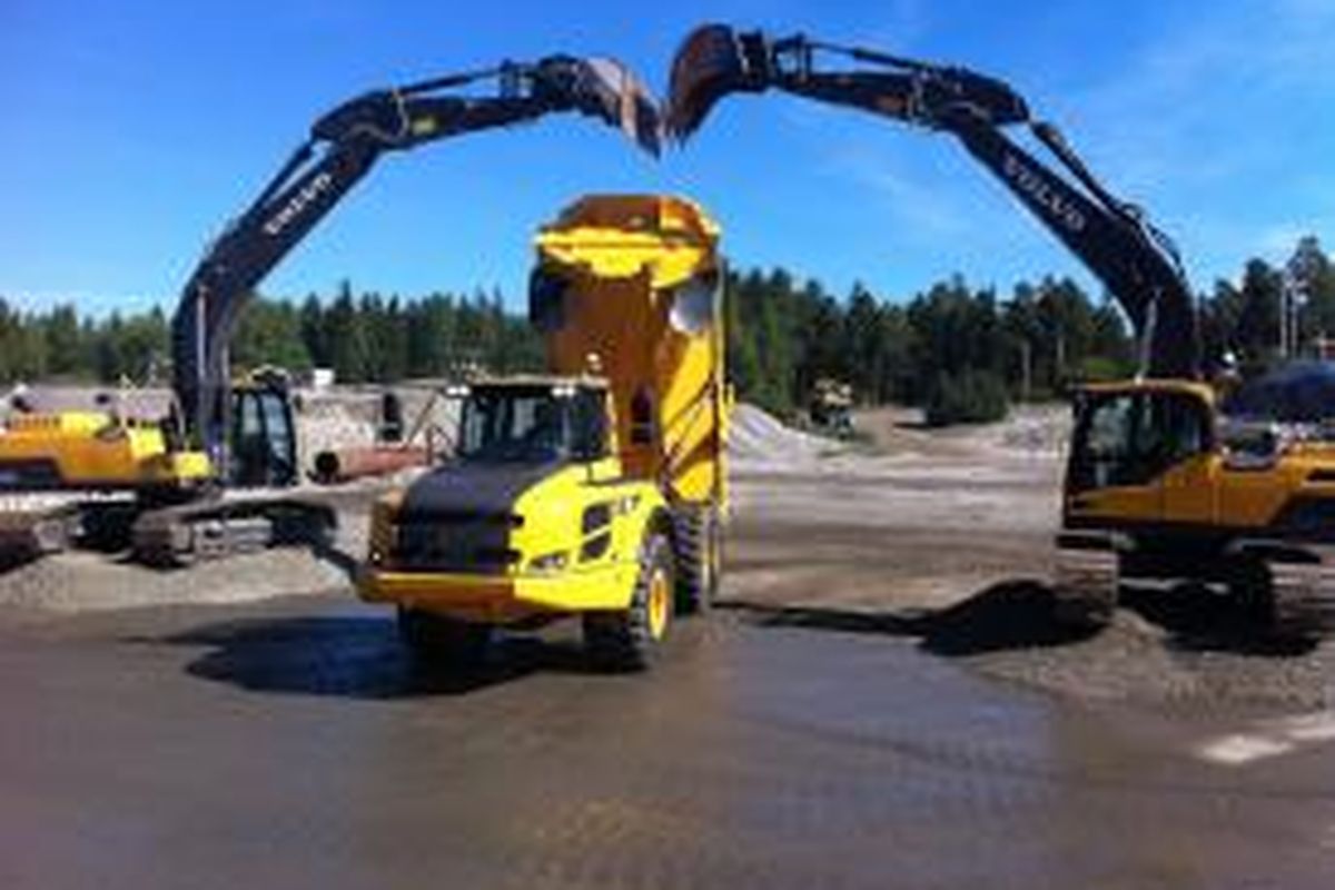 Dua excavator menyambut tamu di Volvo Customer Center, Eskilstuna, Swedia