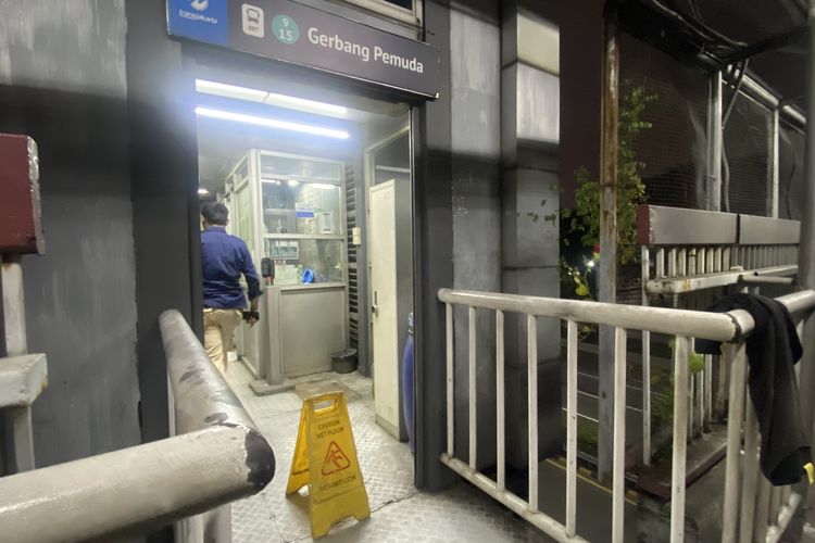 Usai Demo DPR, Arus Gatot Subroto Arah Slipi Masih Ditutup, Bus Transjakarta Belum Beroperasi