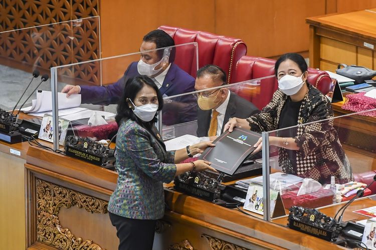 Menteri Pemberdayaan Perempuan dan Perlindungan Anak I Gusti Ayu Bintang Darmawati Puspayoga (kedua kiri) menyerahkan laporan pandangan pemerintah kepada Ketua DPR Puan Maharani (kanan) disaksikan Wakil Ketua DPR Rahmad Gobel (kiri) dan Lodewijk F Paulus kedua kanan) saat Rapat Paripurna DPR RI ke-19 Masa Persidangan IV Tahun Sidang 2021-2022 di Kompleks Parlemen, Jakarta, Selasa (12/4/2022). Dalam rapat paripurna tersebut DPR mengesahkan Rancangan Undang-Undang Tindak Pidana Kekerasan Seksual (RUU TPKS) menjadi undang-undang. ANTARA FOTO/Galih Pradipta/aww.

