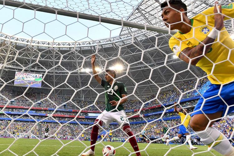 Pemain Brasil Roberto Firmino melakukan selebrasi usai mencetak gol ke gawang Meksiko pada laga 16 besar Piala Dunia 2018 di Samara Arena, Senin (2/7/2018). Brasil memastikan satu tiket ke babak perempat final usai menaklukkan Meksiko dengan skor 2-0.