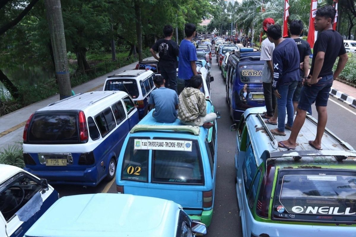 Suasana saat supir angkot melakukan demo dengan aksi mogok tarik penumpang di Pusat Pemerintahan Kota Tangerang, Rabu (8/3/2017). Ratusan sopir meminta pemerintah agar melarang angkutan online beroperasi di Tangerang.