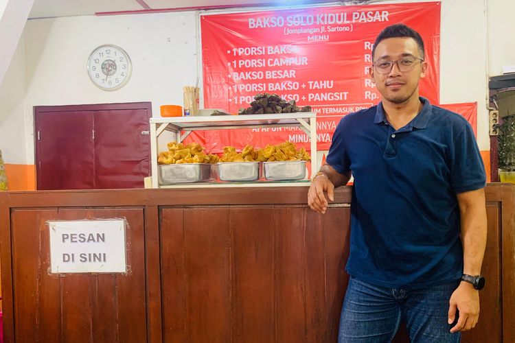 Seto Sindu Mardi generasi ketiga penerus kuliner legendaris kota Malang, Bakso Solo Kidul Pasar.