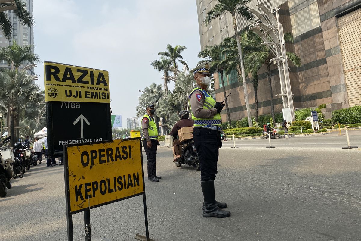 Pelaksanaan tilang uji emisi di Mal Taman Anggrek Jakarta