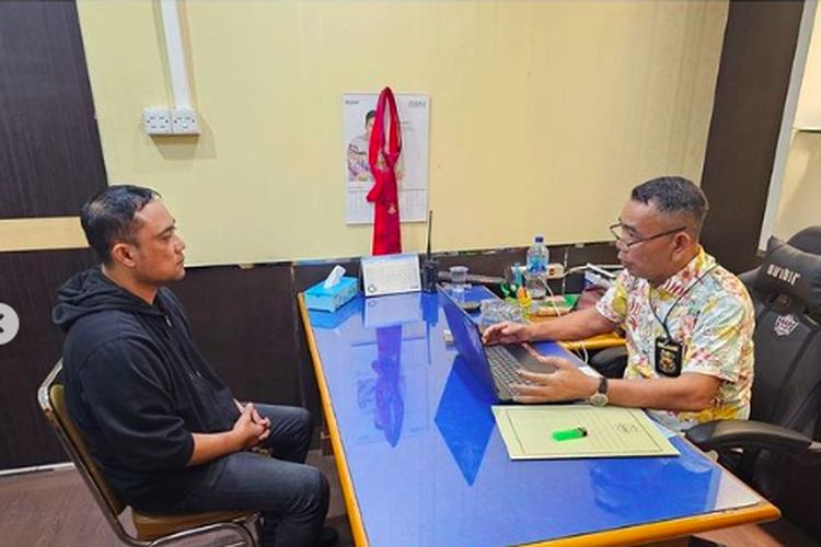 Bripka Edi Purwanto pelaku pengancaman pengendara saat diperiksa di Polrestabes Palembang.
