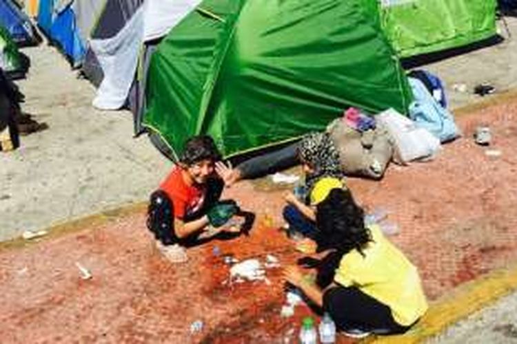 Pengungsi anak sedang bermain di salah satu pusat penampungan pengungsi  khusus untuk anak dan remaja di Amygdaleza, Yunani, yang dikelola oleh lembaga pegiat kemanusiaan.