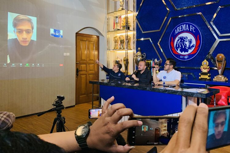 Manajer Klub M Ali Rifki (kanan) dan Presiden Klub Gilang Widya Pramana (kiri) memperkenalkan Hanis Saghara sebagai pemain baru Arema FC untuk musim 2022 melalui zoom di Kandang Singa Kantor Arema FC Kota Malang, Senin (11/3/2022) siang.