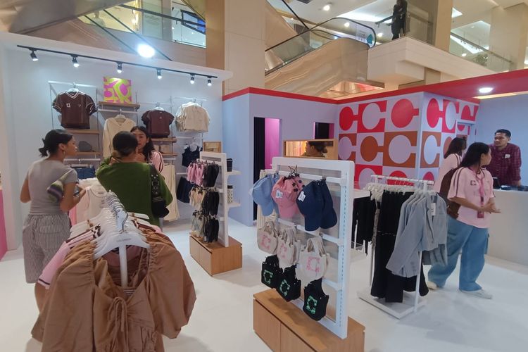 Instalasi Colorbox yang bertajuk Never Just One Thing di Fashion Atrium, Kota Kasablanka, Jakarta, yang berlangsung pada 26-30 Juni 2024. Dalam instalasi ini, ada beragam kegiatan untuk dilakukan pengunjung, termasuk menyusun suvenir sendiri dan menggunakan fitting room tematik.
