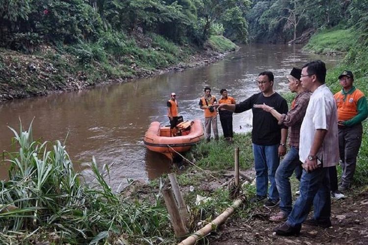 Anies Baswedan meninjau kondisi sungai di Jakarta untuk terus melanjutkan program normalisasi sungai.