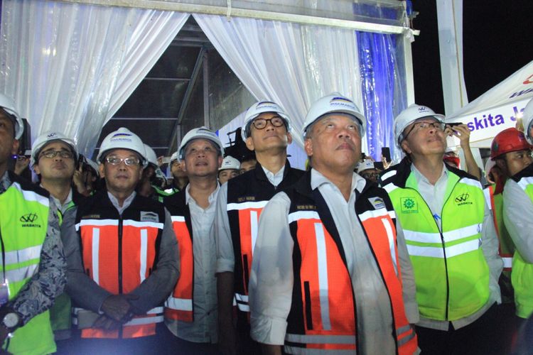 Menteri PUPR Basuki Hadimuljono didampingi Komisaris Utama PT Jasa Marga (Persero) Tbk Refly Harun saat menyaksikan pemutaran perdana pier head pada konstruksi Jalan Tol Jakarta-Cikampek II (Elevated), Rabu (13/12/2017).