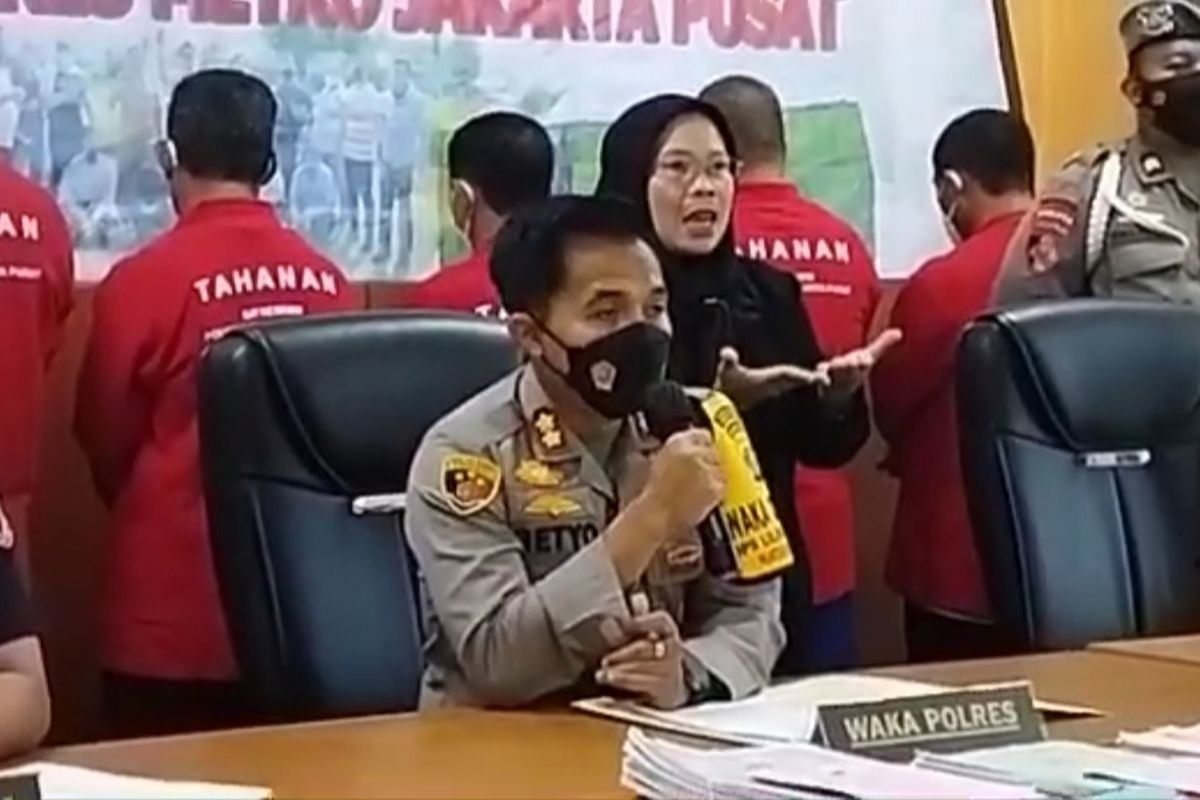 Satuan Reserse Kriminal Polres Jakarta Pusat menangkap 10 mafia tanah di Serang, Banten. Wakil Kepala Kepolisian Resor Jakarta Pusat AKBP Setyo saat konferensi pers, Rabu (29/12/2021) mengatakan, modus operandi yang dilakukan para pelaku dengan menempatkan keterangan palsu ke dalam akta otentik.