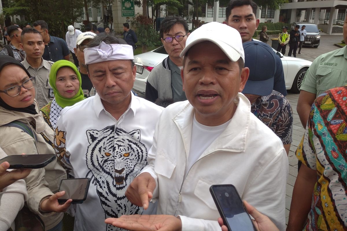 Gubernur Jabar Dedi Mulyadi saat berada di Gedung Sate, Kota Bandung, Jumat (11/7/2025).