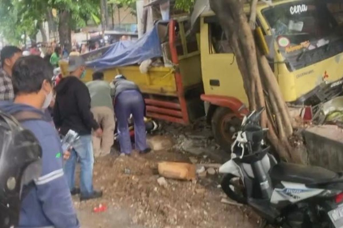 Truk pengangkut bahan bangunan terlibat kecelakaan di Jalan Sultan Iskandar Muda, Kebayoran Lama, Jakarta Selatan, pada Rabu (23/11/2022) sekitar pukul 16.40 WIB.