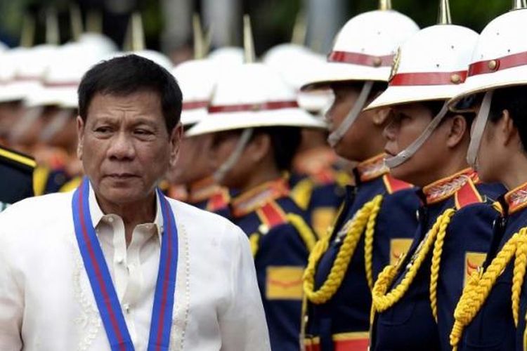 Presiden terpilih Filipina Rodrigo Duterte memeriksa pasukan sebelum acara pelantikan kepala Polisi Nasional Filipina, Ronald Dela Rosa, di Kamp Crame, Manila, 1 Juli 2016. Rodrigo menjadi Presiden Ke-16 Filipina setelah unggul dari 4 kandidat lainnya.