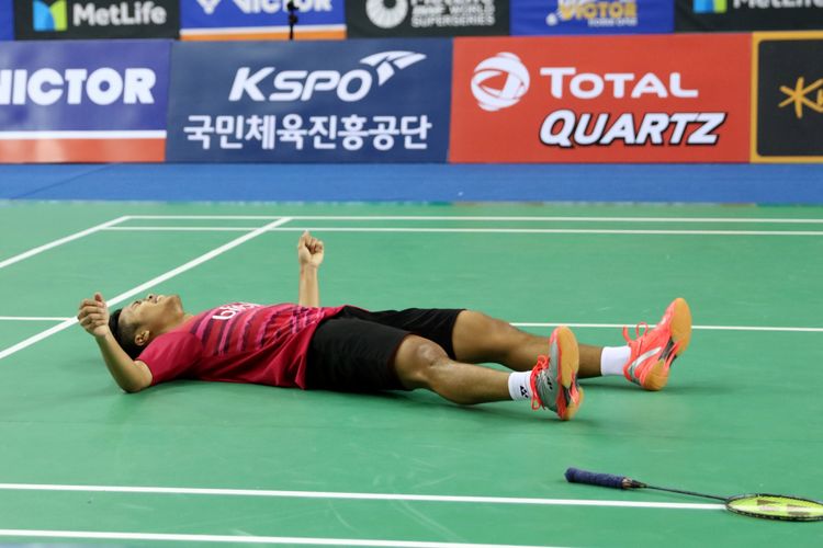 Anthony Sinisuka Ginting melakukan selebrasi seusai menang atas Jonatan Christie pada laga final Korea Terbuka 2017, di Seoul, Korea Selatan, Minggu (17/9/2017).