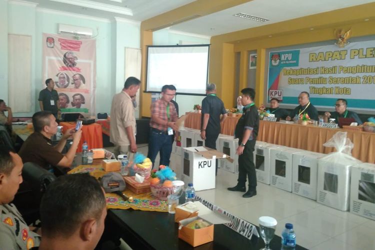 Suasana rapat pleno rekapitulasi penghitungan suara Calon Presiden dan Wakil Presiden di kantor KPU Palembang, Sumatera Selatan,Selasa (30/4/2019).