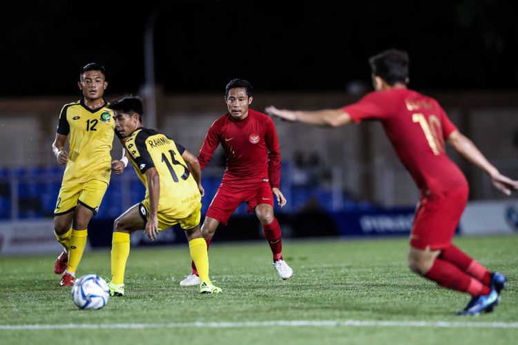 Pemain Timnas U-22 Indonesia, Evan Dimas beraksi saat melawan pemain Timnas Brunei Darussalam dalam pertandingan Grup B SEA Games 2019 di Stadion Sepak Bola Binan, Laguna, Filipina, Selasa (3/12/2019). Timnas Indonesia menang 8-0 dari Brunei Darussalam.