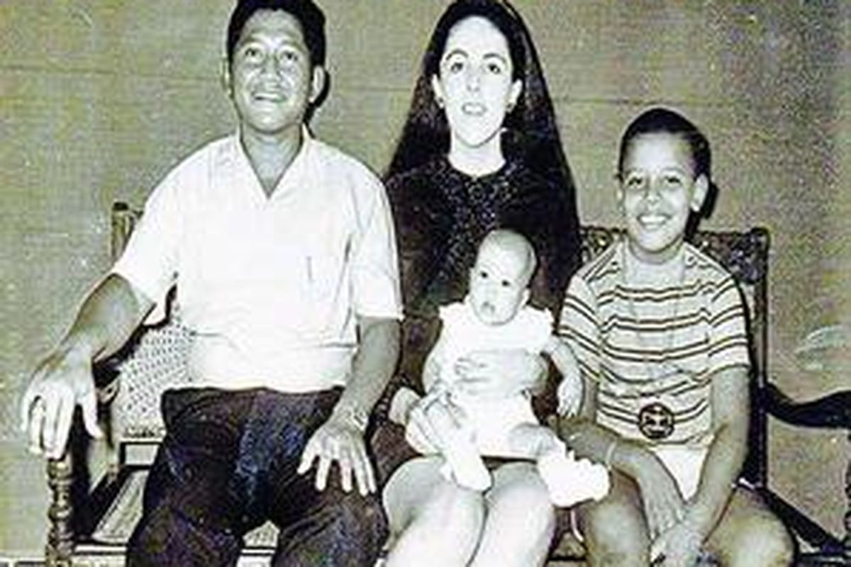Gambar hitam putih tahun 1970-an yang disiarkan kubu kampanye Barack Obama memperlihatkan Barack Obama berusia 9 tahun (paling kanan), ibunya, Ann Dunham (tengah), dan ayah tirinya yang asal Indonesia, Lolo Soetoro, serta saudari tirinya, Maya Soetoro, yang berusia kurang dari 1 tahun di tempat tinggal mereka di Jakarta. Obama saat di Indonesia sering dipanggil Barry oleh teman-temannya. 