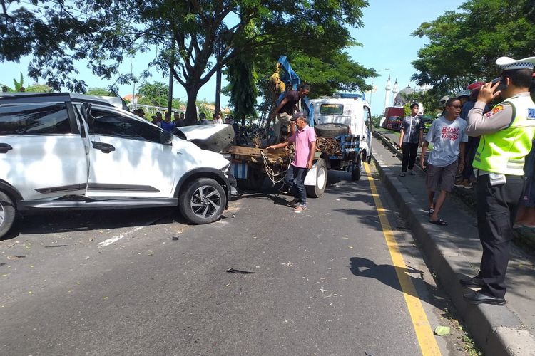 Petugas saat melakukan evakuasi mobil Toyota Rush usai menabrak sepeda motor dan gerobak hingga terguling, di Jalan termasuk Desa Plosowahyu, Kecamatan/Kabupaten Lamongan, Jawa Timur, Sabtu (8/4/2023)