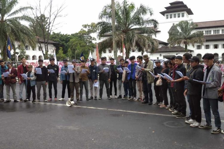 Mahasiswa dan masyarakat membacakan Maklumat Jawa Barat sebagai bentuk protes kepada pemerintah di depan Gedung Sate, Kota Bandung, Jawa Barat, Rabu (7/2/2024).