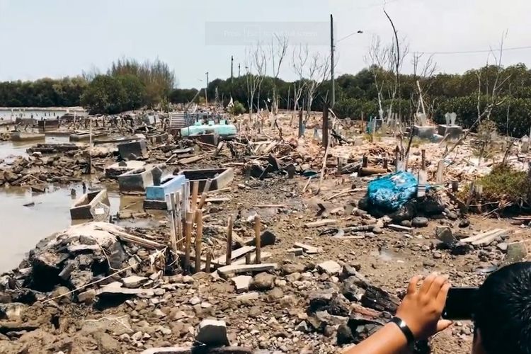 Kawasan pemakaman di Tambakrejo Semarang yang sudah hilang karena rob dan penurunan tanah. Rabu (16/11/2022)