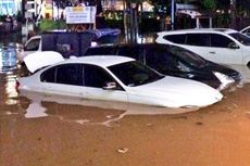 Mobil-mobil Mewah Terjebak Banjir di Kemang