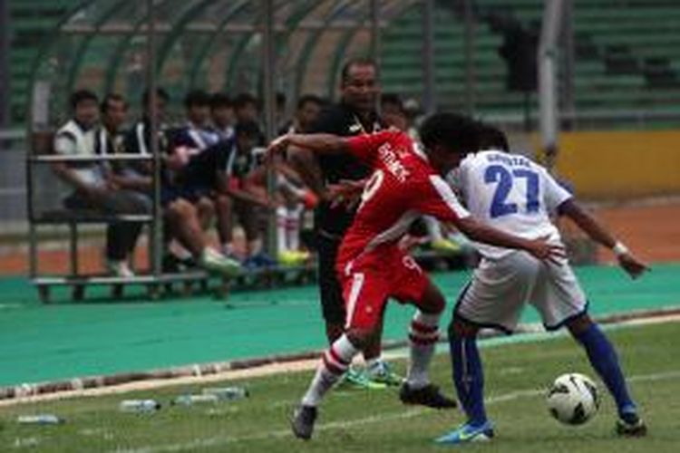 Pemain Filipina berjibaku dengan pemain Laos dalam pertandingan Piala AFC U-19 di Stadion Utama Gelora Bung Karno, Jakarta, Sabtu (12/10/2013). Timnas Indonesia bersama Korea Selatan, Laos dan Filipina tergabung dalam Grup G babak penyisihan Piala AFC U-19 yang diselenggarakan di Indonesia.