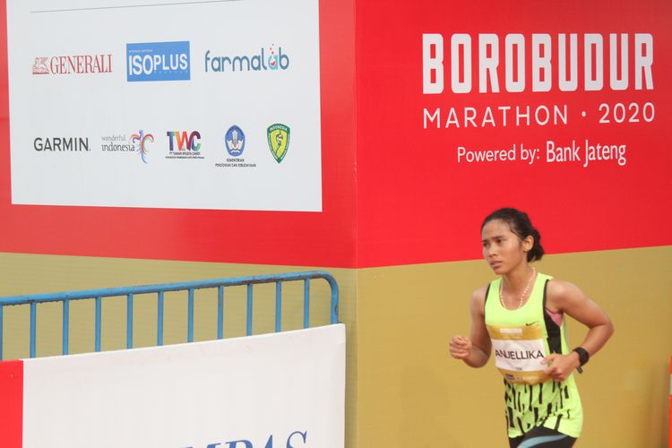 Peserta Elite Race Borobudur Marathon 2020, Anjelika, berlari menempuh jarak 42 KM, di Komplek Taman Lumbini, Candi Borobudur, Magelang.