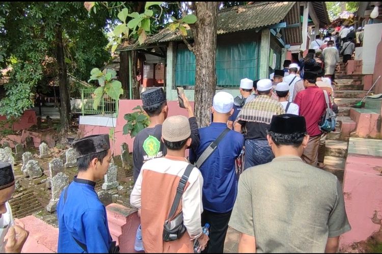 Sejumlah warga dari berbagai daerah mendatangi area kompleks pemakaman Sunan Gunung Jati di Kecamatan Gunung Jati Kabupaten Cirebon, Selasa (21/2/2023). Mereka melaksanakan tradisi munggahan dengan berziarah.