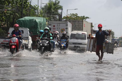 Pemotor Wajib Waspada, Ada Bahaya Tersembunyi saat Lewati Genangan Air 