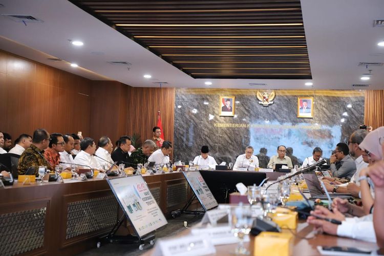 Rapat Koordinasi Tindak Lanjut Peluncuran Koperasi Desa/Kelurahan Merah Putih, di Jakarta, Selasa (29/7/2025).