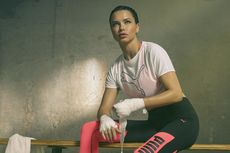 Intip Sneakers Anyar Mantan Model Victoria's Secret, Adriana Lima