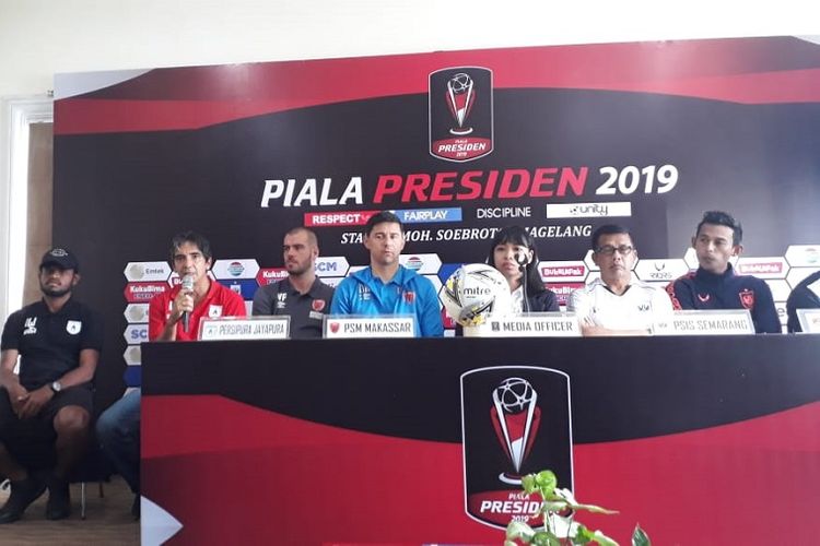 Pelatih Persipura Jayapura, Luciano Leandro, saat jumpa pers di Hotel Safira, Magelang, Selasa (5/3/2019).