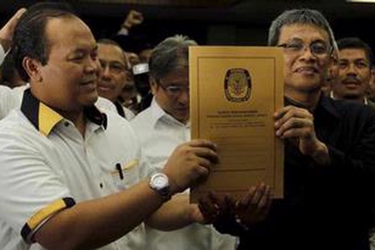 Hidayat Nurwahid (kiri) dan Didik J Rachbini mendaftarkan diri di kantor Komisi Pemilihan Umum Daerah, Jalan Budi Kemuliaan, Gambir, Jakarta Pusat, Senin (19/3/2012). Hidayat Nurwahid dan Didik J Rachbini adalah pasangan calon Gubernur dan Wakil Gubernur yang diusung oleh Partai Keadilan Sejahtera untuk maju dalam Pemilihan Kepala Daerah DKI Jakarta 2012. 